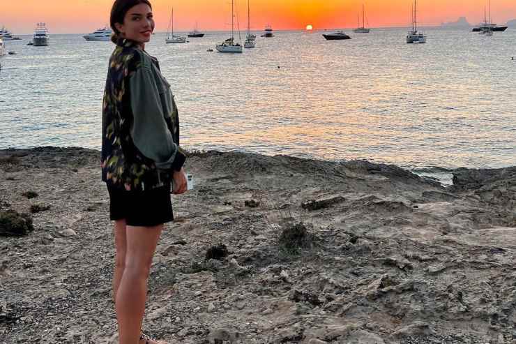 Federica Masolin vacanze pantaloncino corto gambe