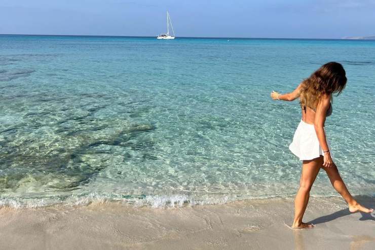 Federica Masolin dettaglio seducente scatto spiaggia