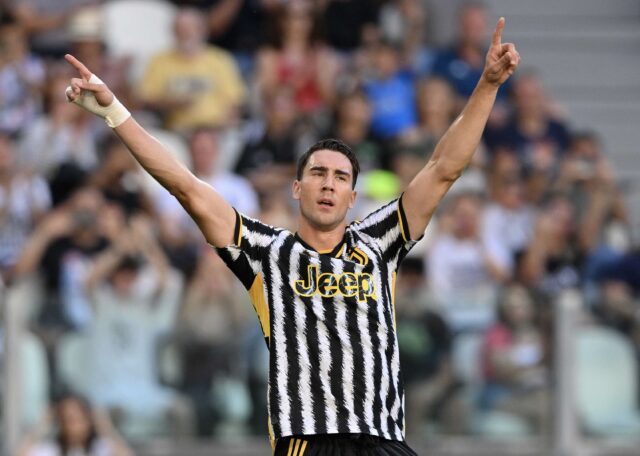 Dusan Vlahovic esulta con la maglia della Juventus