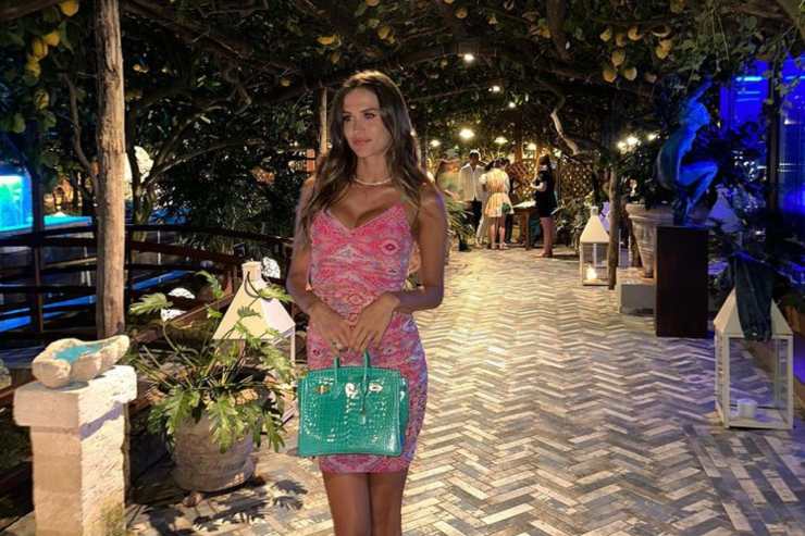 Jessica Melena, bellissima a passeggio