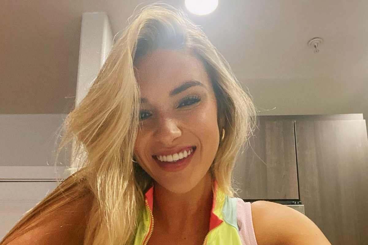 Kayla Simmons scollatura profondissima