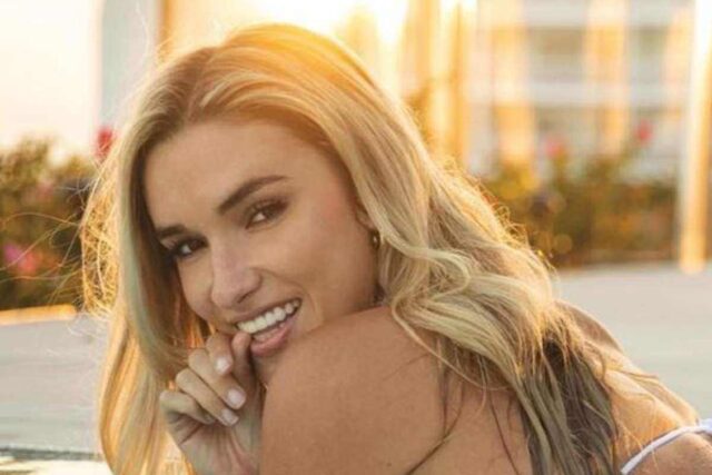 Kayla Simmons vacanze Santorini perizoma lato B