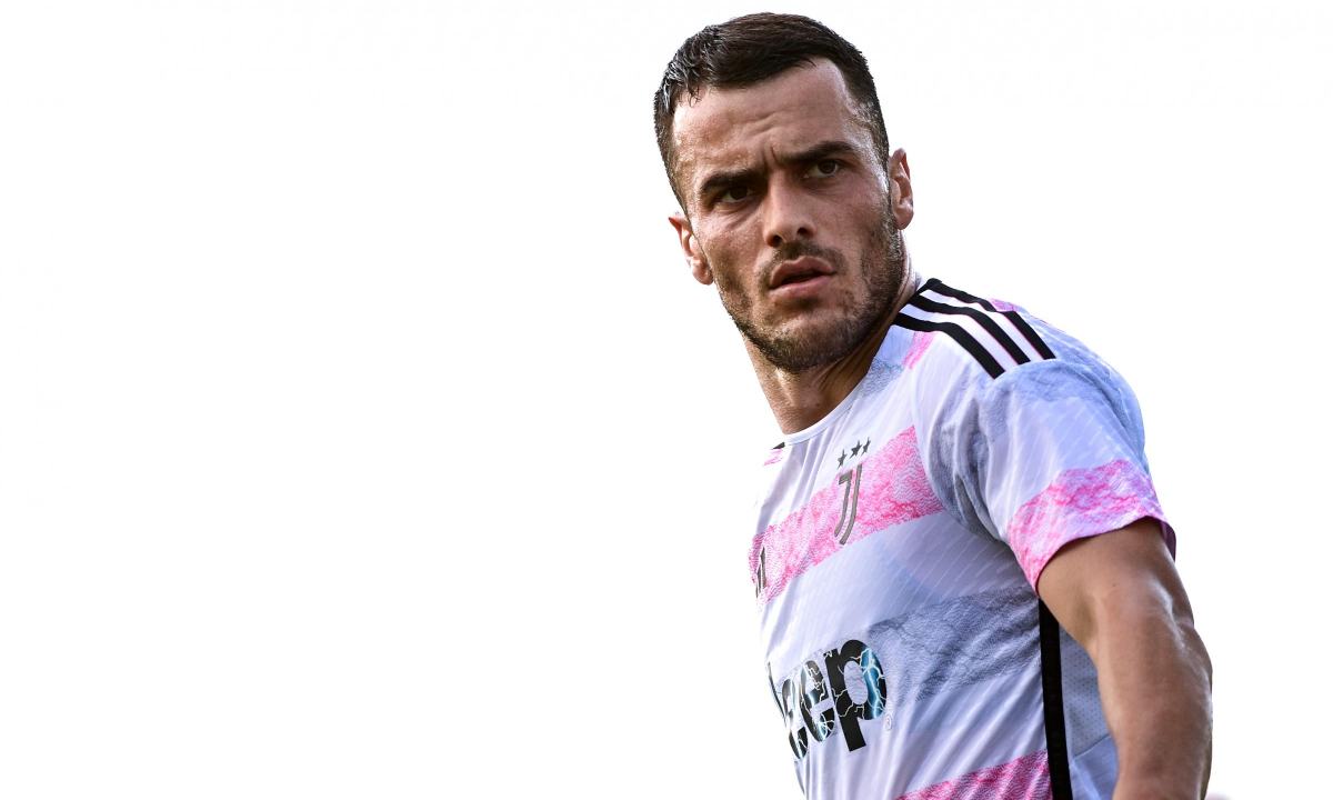 Simeone vuoe Kostic della Juve