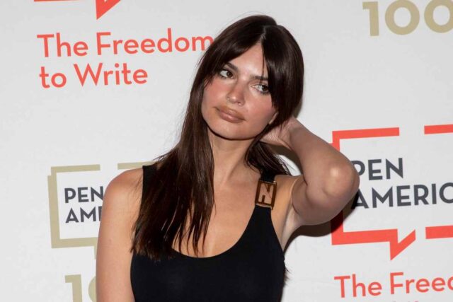 Tutti senza fiato: un filo copre Emily Ratajkowski