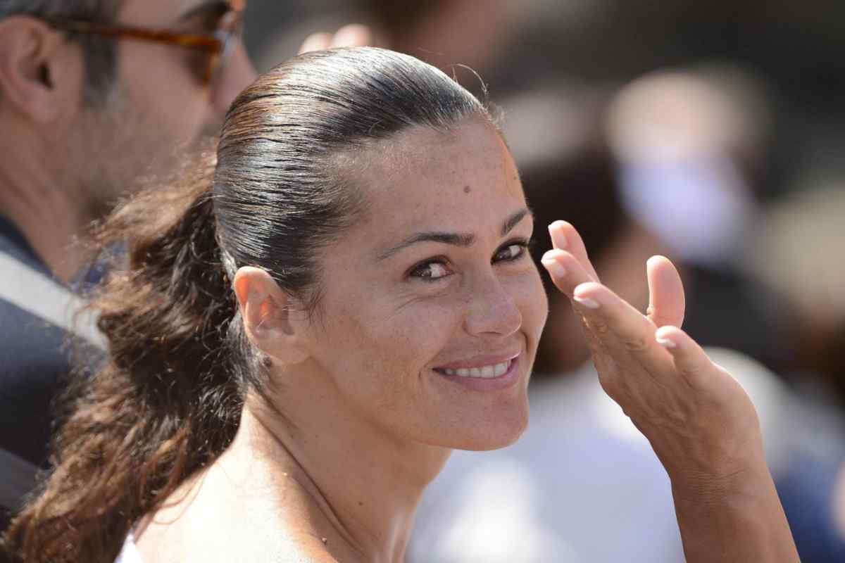 Samantha De Grenet incontenibile: il bikini è straripante