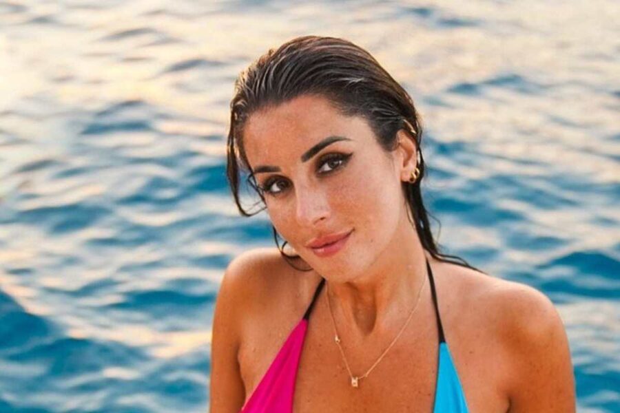 Valentina Vignali barca camicia aperta scollatura costume