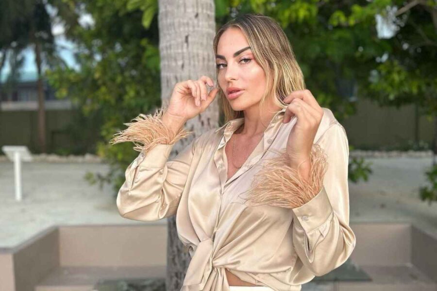 Veronica Angeloni, il selfie in bikini e con linguaccia fa il pieno di like