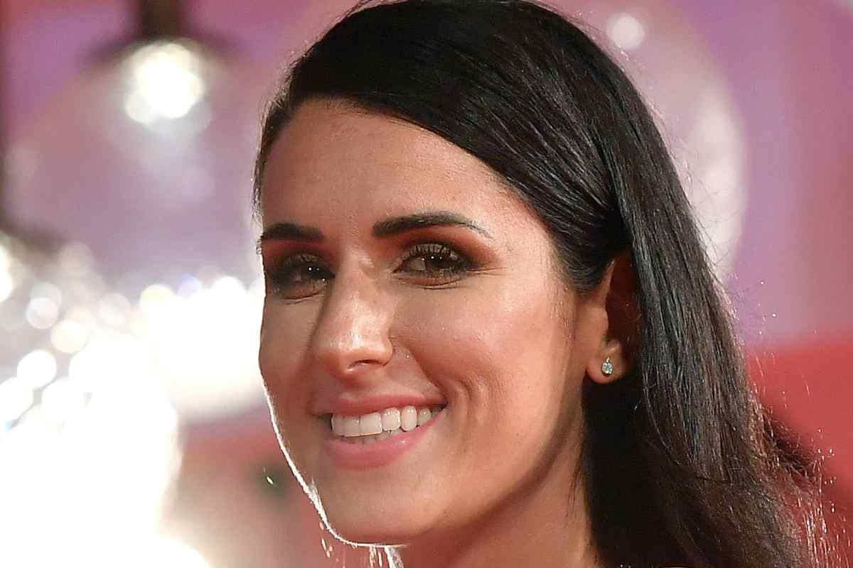 Valentina Vignali straripante in costume: visione piccante