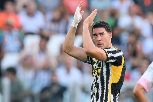Vlahovic standing ovation Juventus