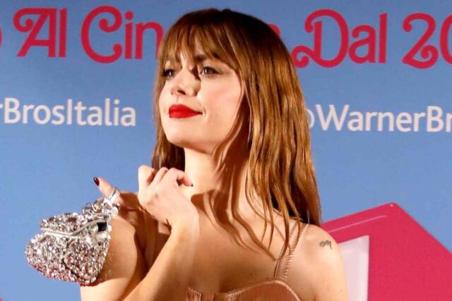 Annalisa dà spettacolo: irresistibile in minigonna