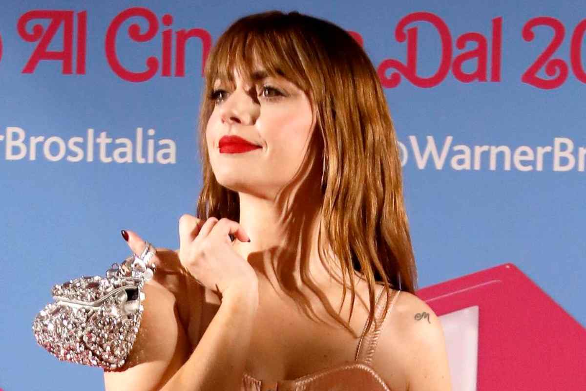 Annalisa dà spettacolo: irresistibile in minigonna