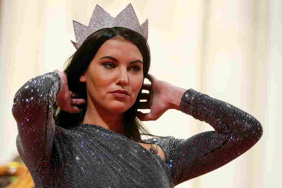 Carolina Stramare lascia senza fiato: l'intimo è trasparente