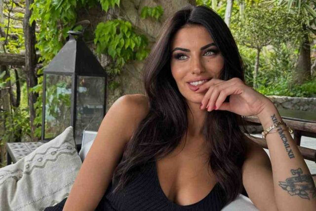 Carolina Stramare straripante: la modella resta solo in intimo e lascia di stucco