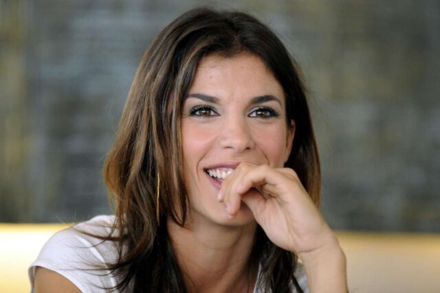 Elisabetta Canalis, imprevisto bollente mentre accavalla le gambe: che visione