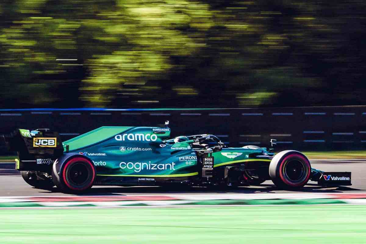 Formula 1, Jessica Hawkins alla guida di un Aston Martin