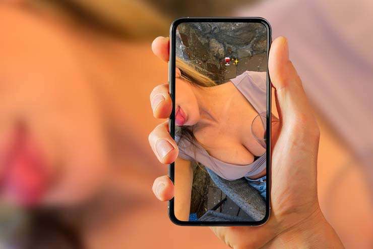 Kayla Simmons, la scollatura è hot