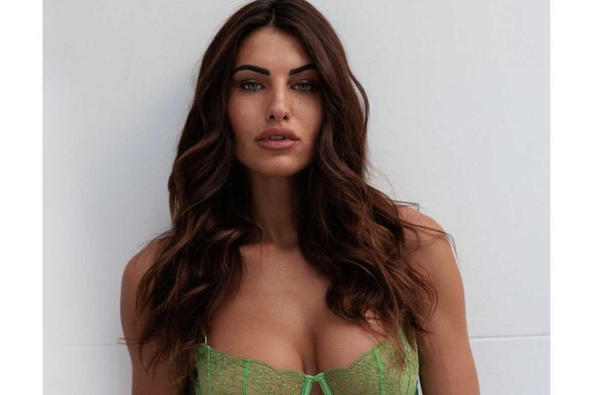 Carolina Stramare lascia senza fiato: l'intimo è trasparente