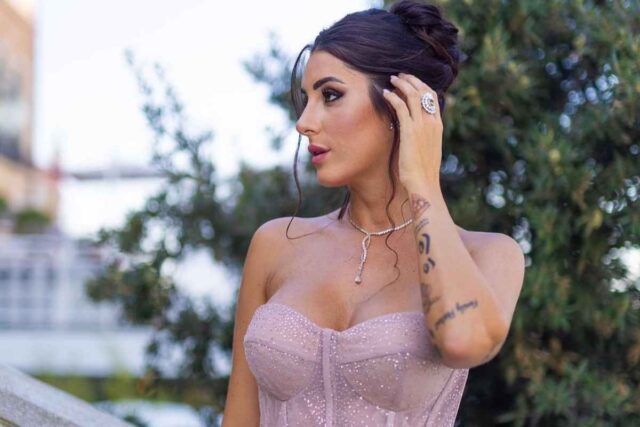 Valentina Vignali su Instagram scopre gambe e scollatura