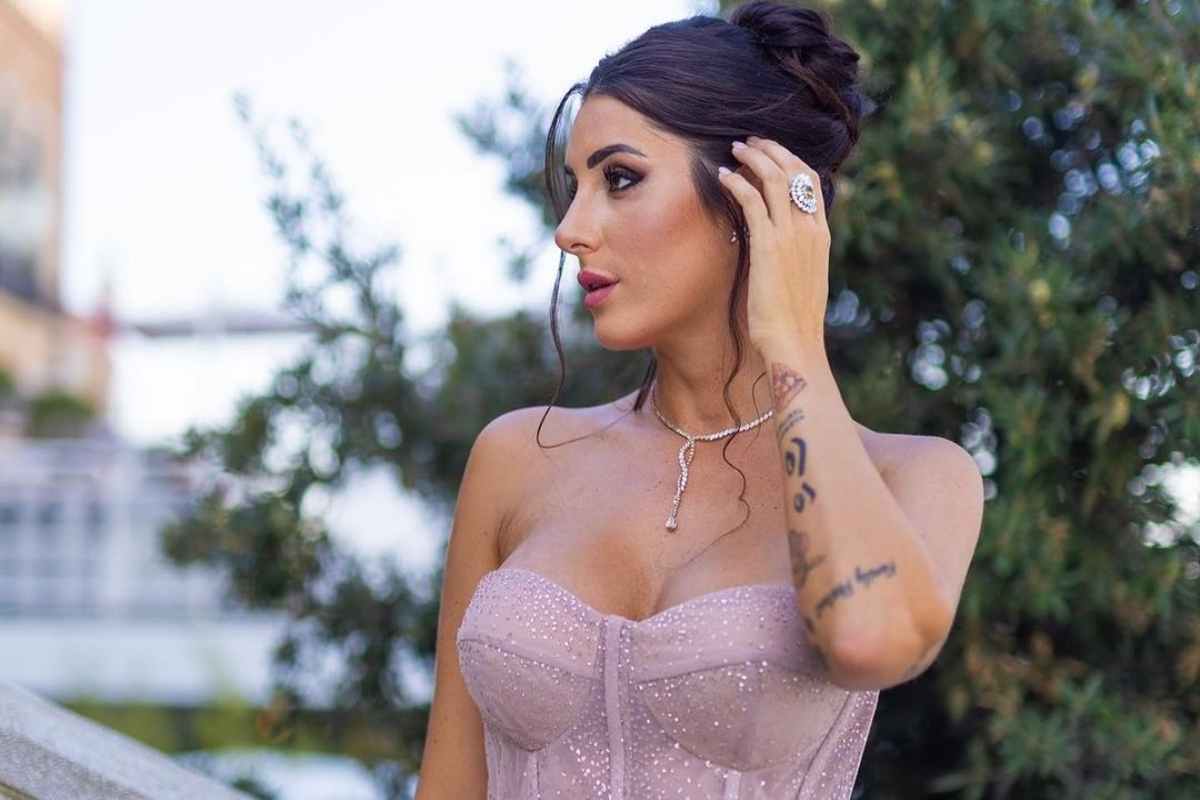 Valentina Vignali su Instagram scopre gambe e scollatura