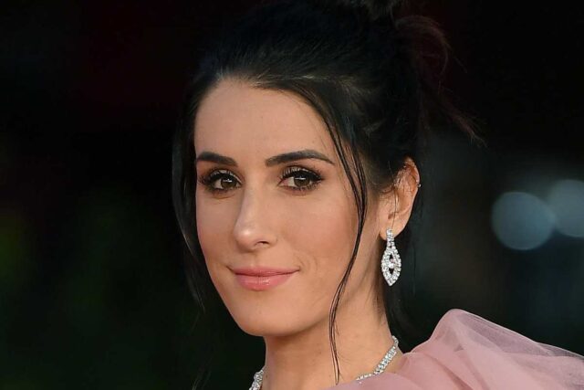 Valentina Vignali, regina della spiaggia: costume sottilissimo, fan in estasi