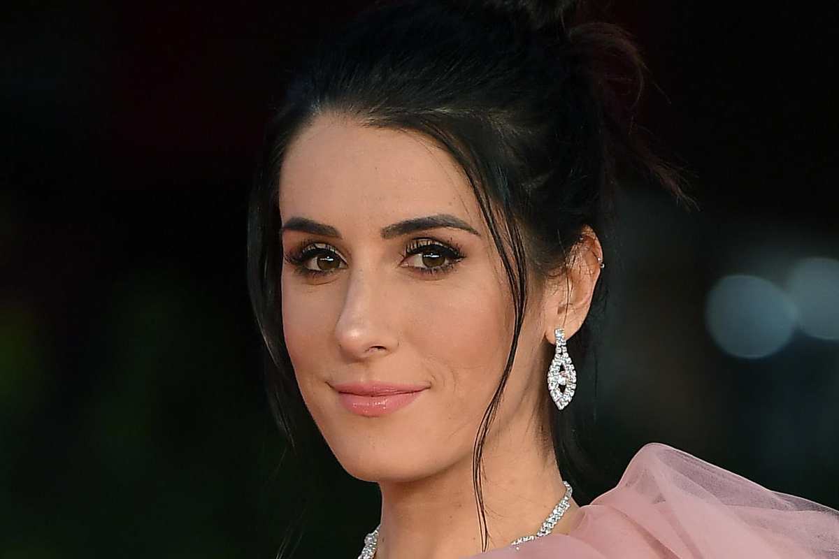 Valentina Vignali, regina della spiaggia: costume sottilissimo, fan in estasi