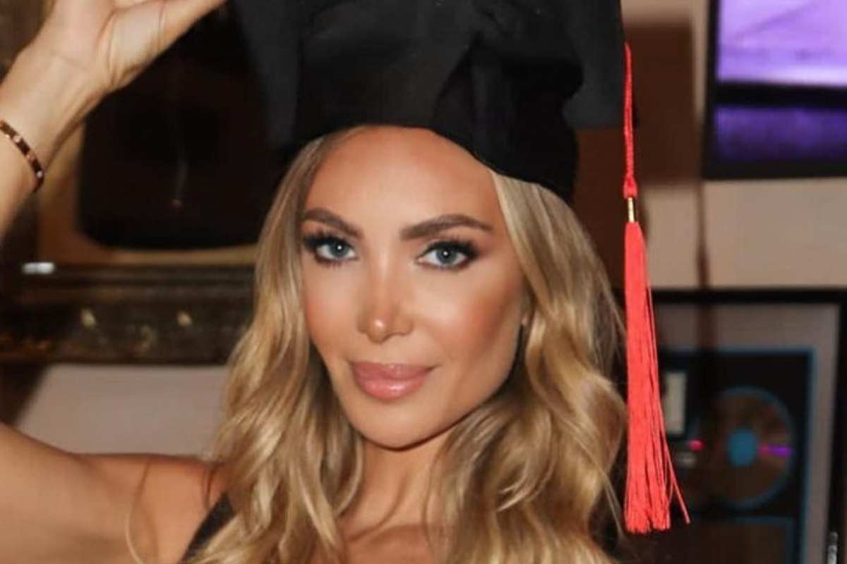 Il bikini è un filo: Laura Cremaschi lascia senza parole