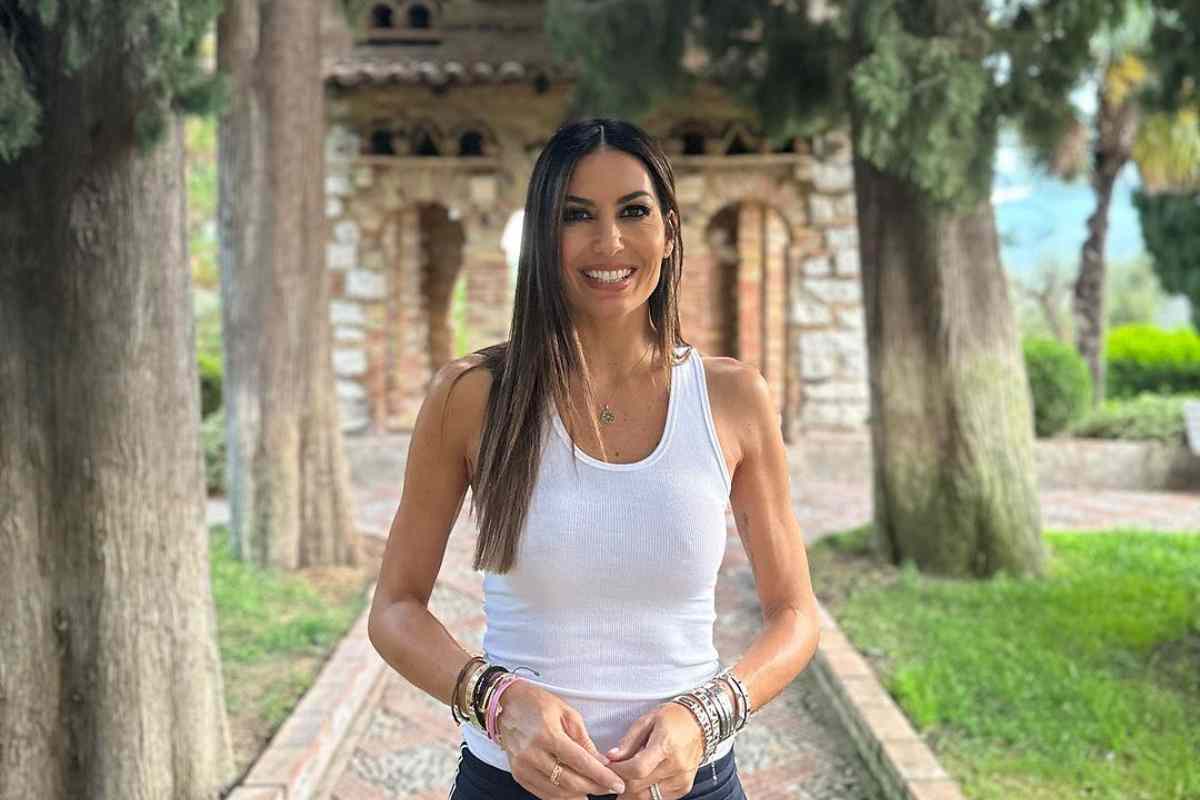 Elisabetta Gregoraci fa sognare: vestito corto e fan in delirio