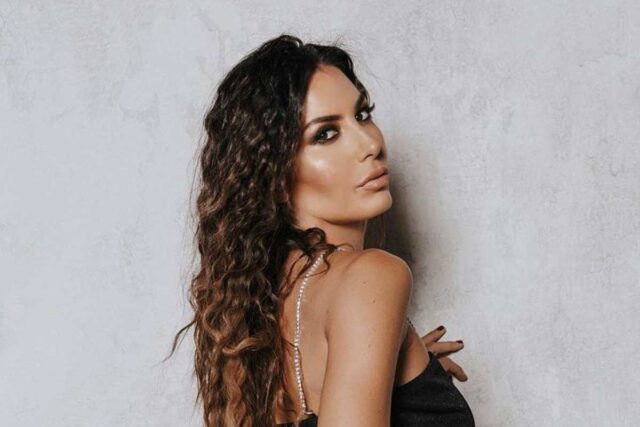 Elisabetta Gregoraci minigonna cortissima gambe