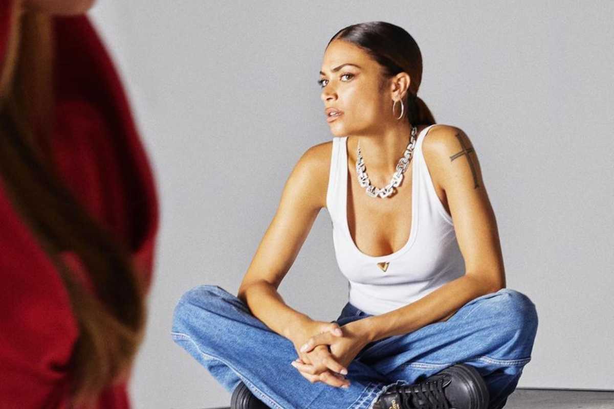 Elodie in canotta bianca: la scollatura regala emozioni