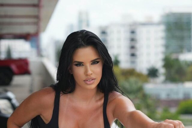 Ivana Knoll deejay top scollatura esplosiva