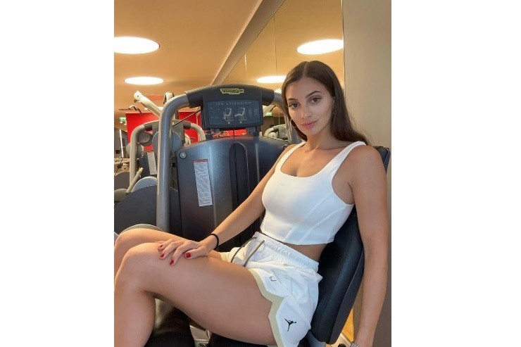 Rossella Fiamingo allenamento top scollatura shorts