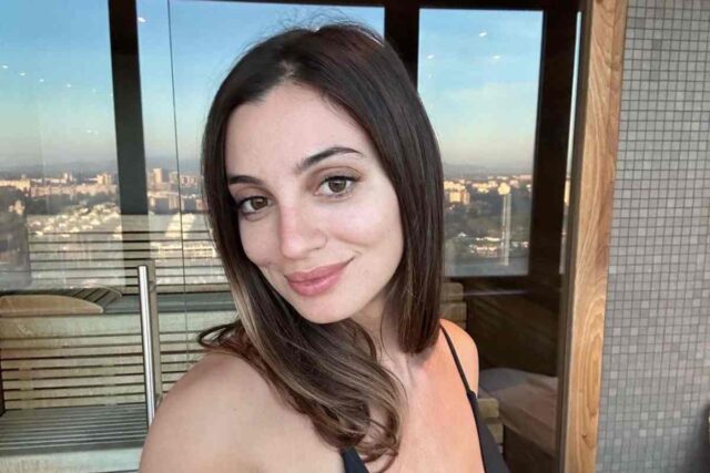 Rossella Fiamingo allenamento top scollatura shorts