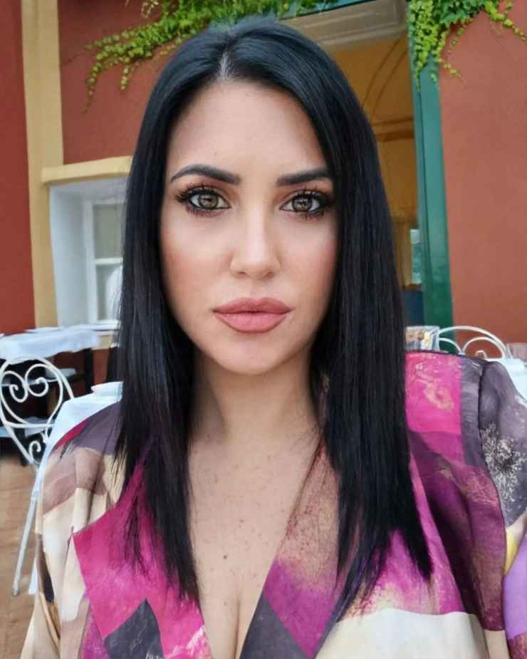 Scollatura da capogiro: Claudia Ruggeri lascia di sasso