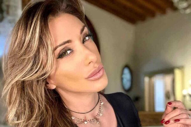 Sabrina Salerno maglietta trasparenza lato A senza intimo