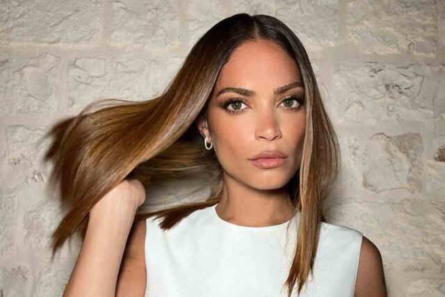 Elodie in canotta bianca: la scollatura regala emozioni