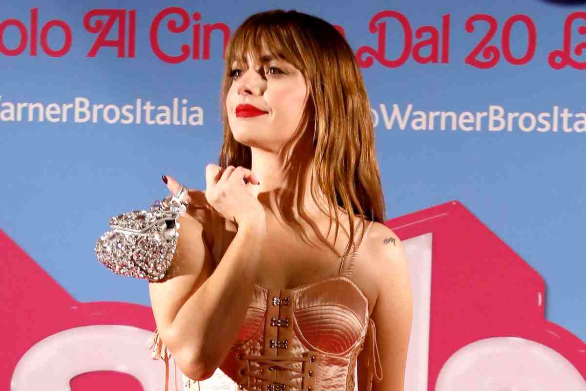 Annalisa, look da urlo: fan a bocca aperta