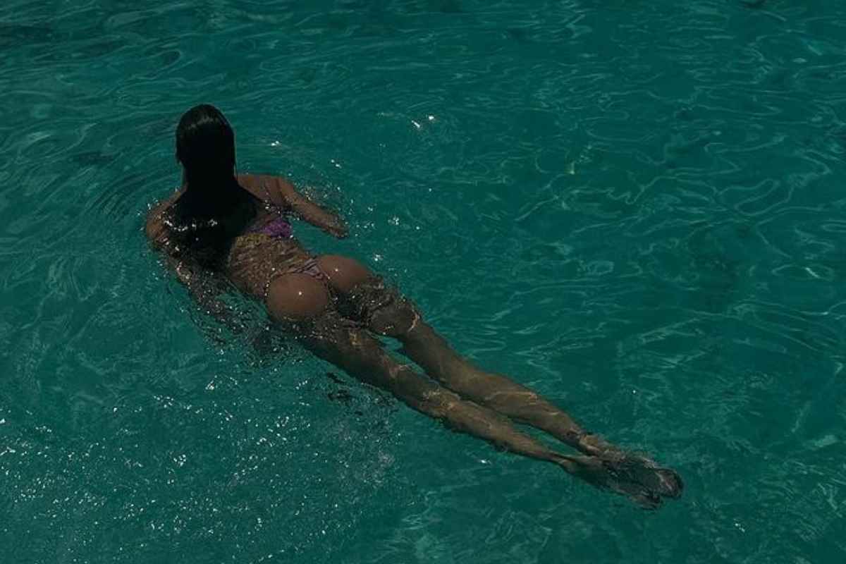 Il bikini è un filo: Belen stavolta ha esagerato