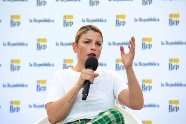 Emma Marrone, il toppino stringe troppo: posa molto piccante