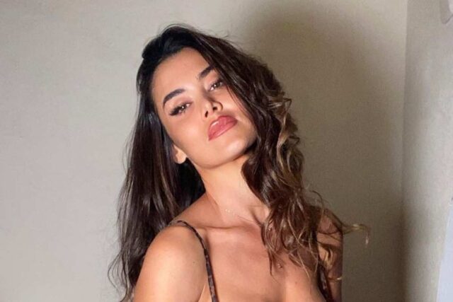 Eva Padlock video toglie la maglietta lato B perizoma