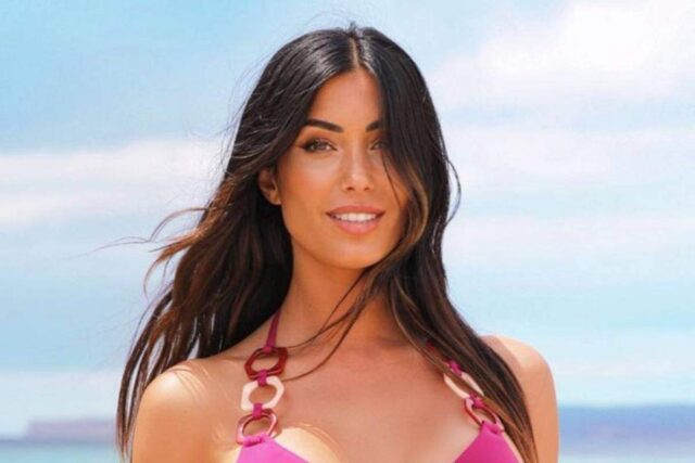 Federica Nargi video divano vestito rosa bambola