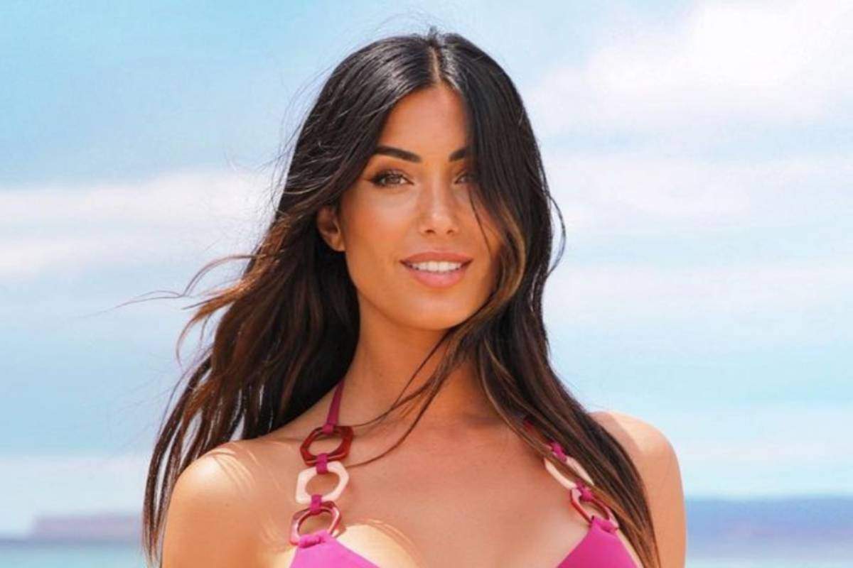 Federica Nargi video divano vestito rosa bambola