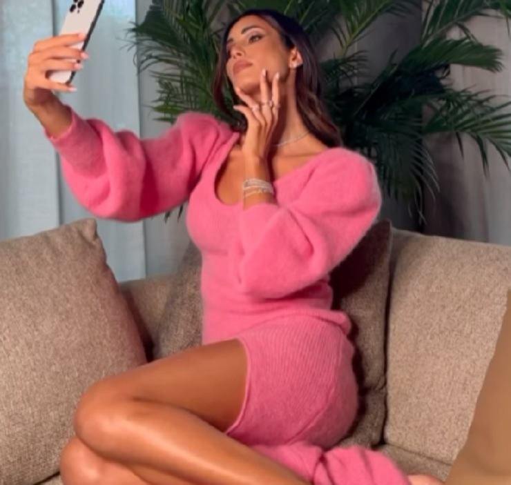 Federica Nargi selfie bollente divano gambe scollatura