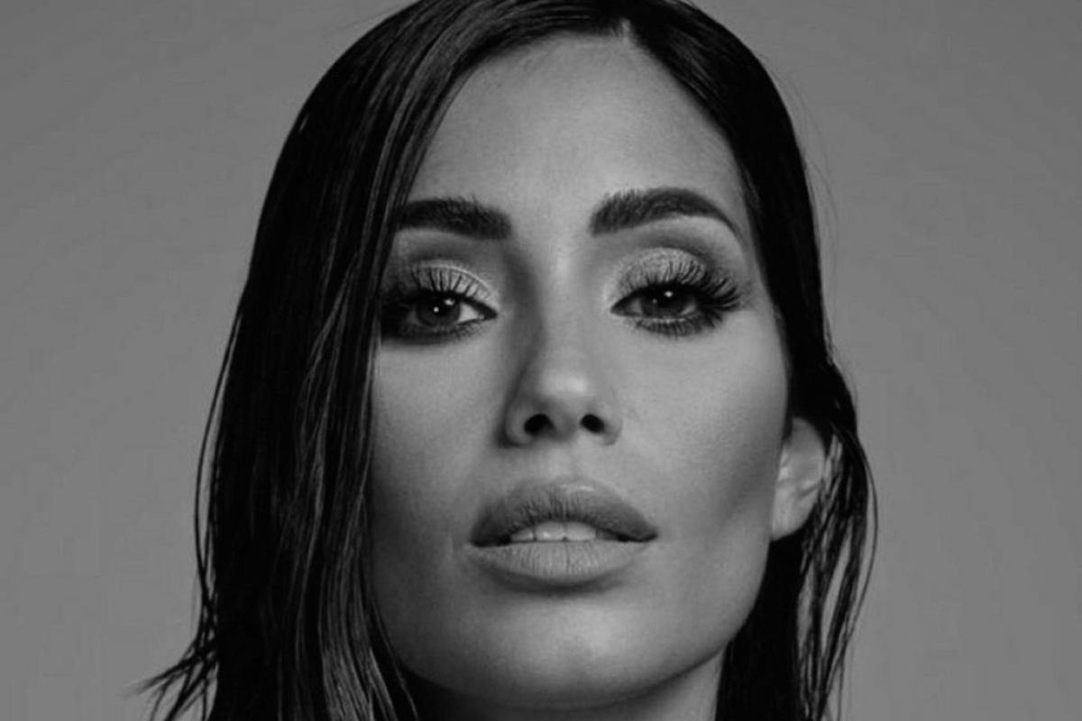 Federica Nargi selfie bollente divano gambe scollatura