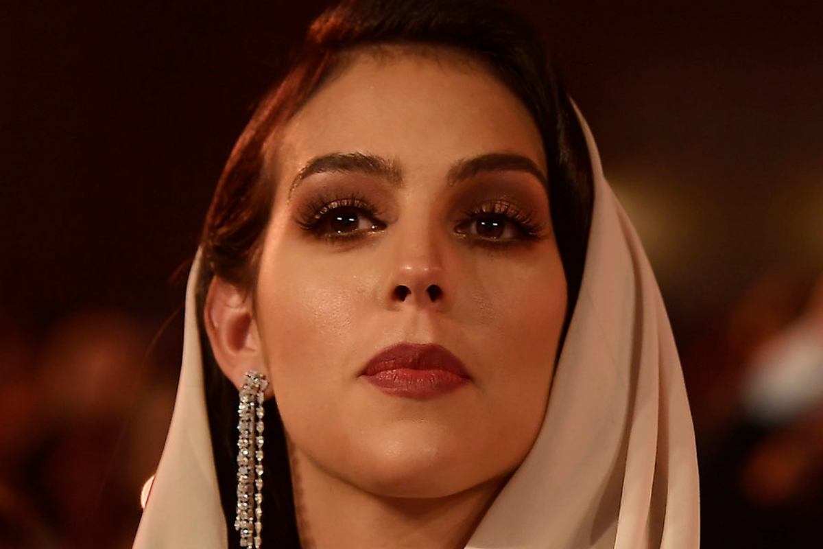 Georgina Rodriguez total white: gambe in vista