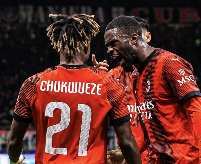 Chukwueze esulta con Tomori in Milan Borussia Dortmund