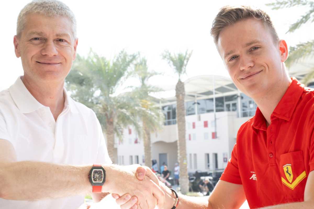 Nielsen firma con la Ferrari