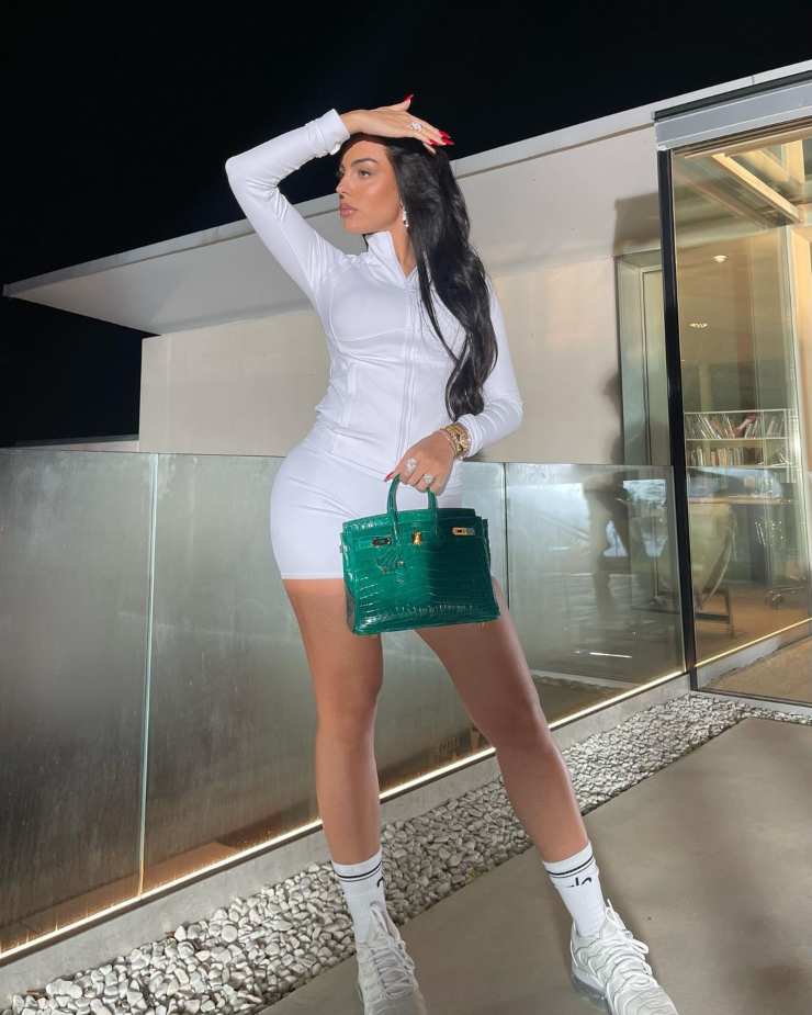 Georgina Rodriguez total white: gambe in vista