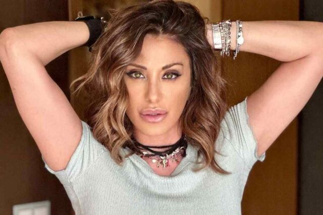 Sabrina Salerno illegale, niente reggiseno e trasparenza birichina