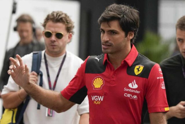 Sainz saluta la Ferrari