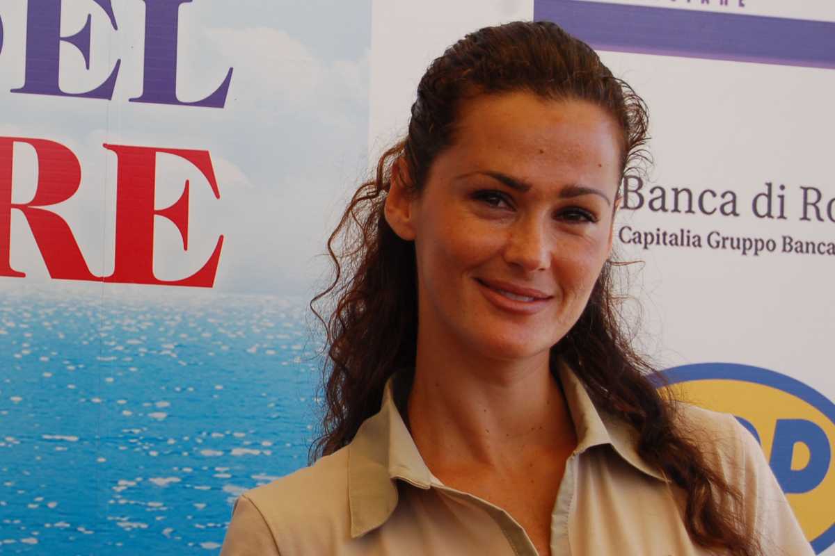 Samantha De Grenet sublime: gambe e scollatura da perdere la testa